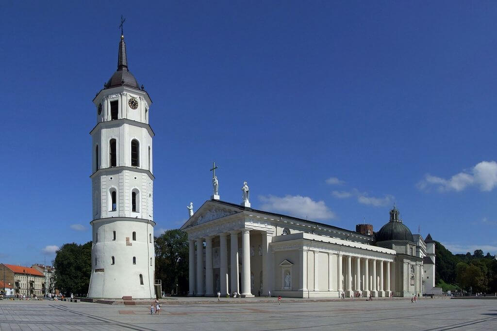 Вид с площади на собор и колокольню.