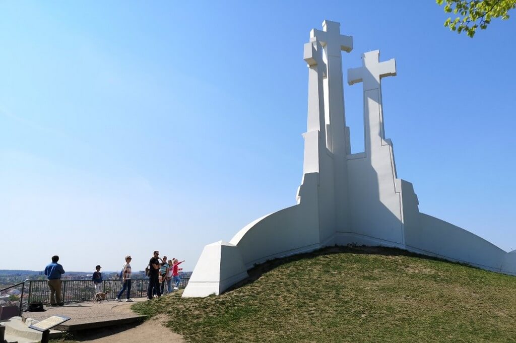 Памятник на смотровой площадке, три белых креста.