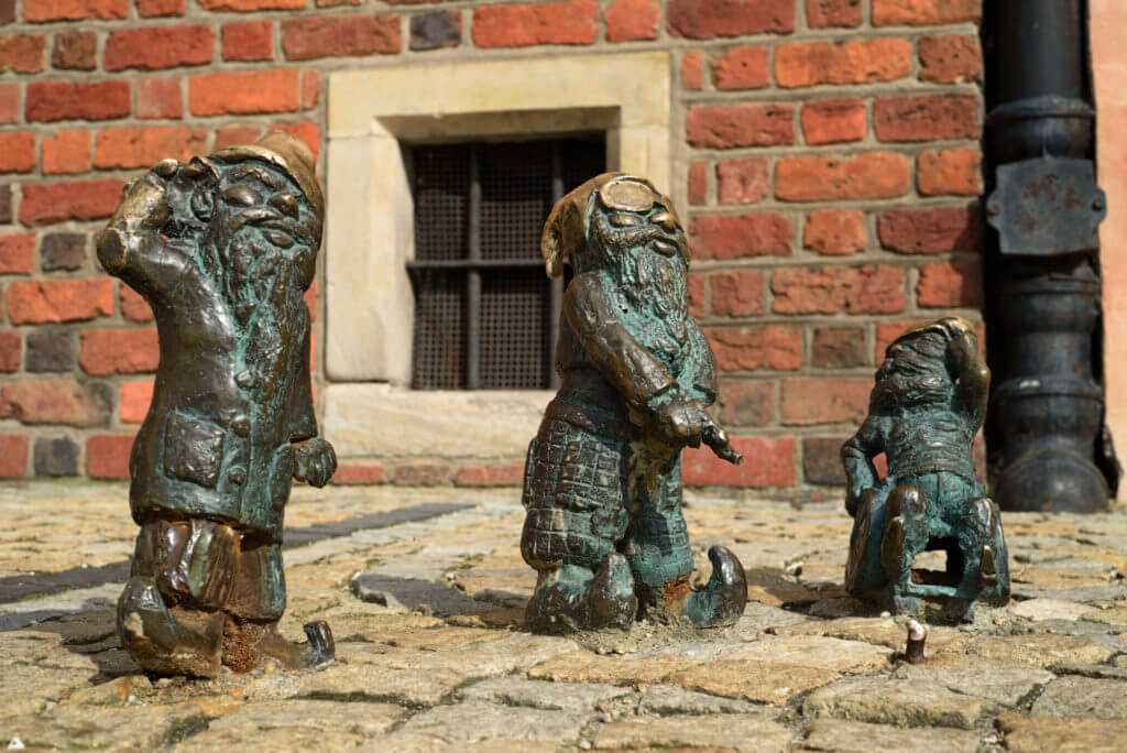 Три небольшие фигурки Вроцлавских гномов.