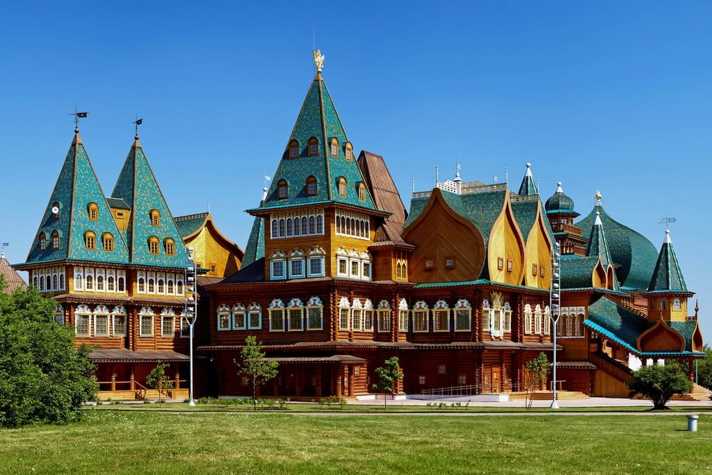 Дворец царя Алексея Михайловича — огромный пряничный замок из сказки.