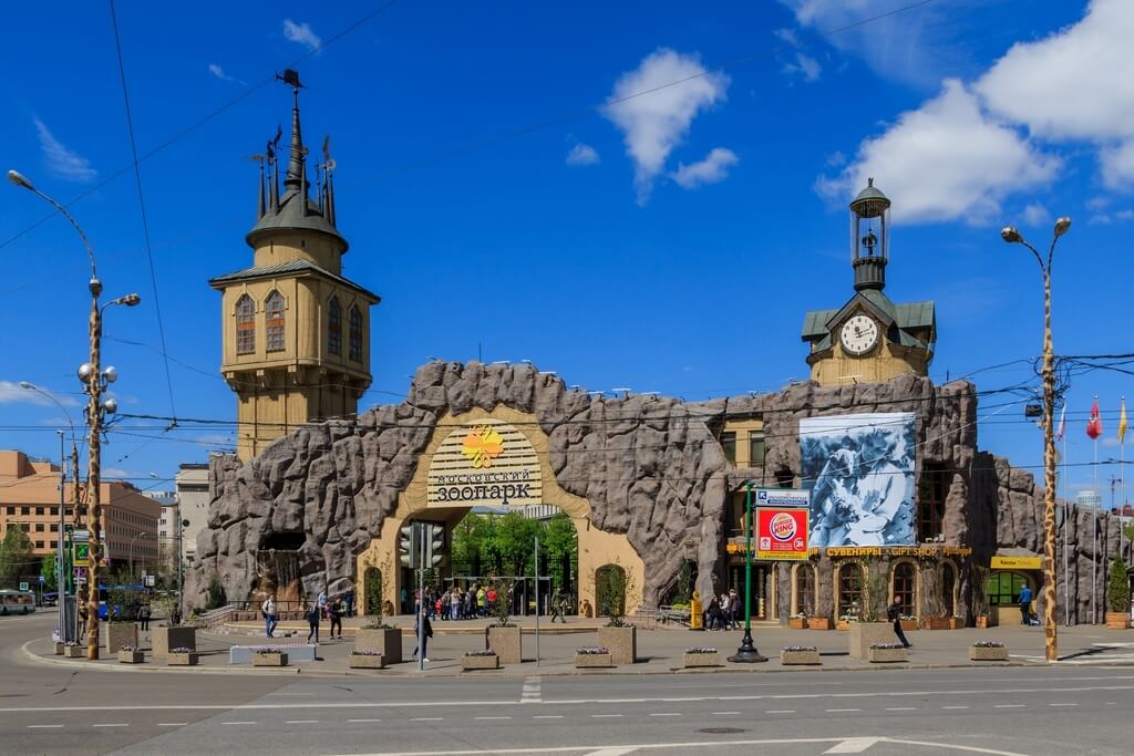 Здание главного входа в Московский зоопарк похоже на замок.