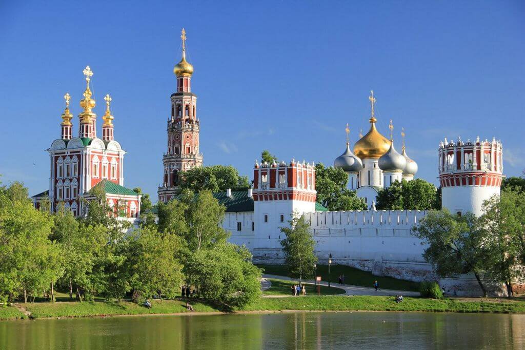 Новодевичий монастырь и пруды, тут можно погулять и отдохнуть с красивым видом.