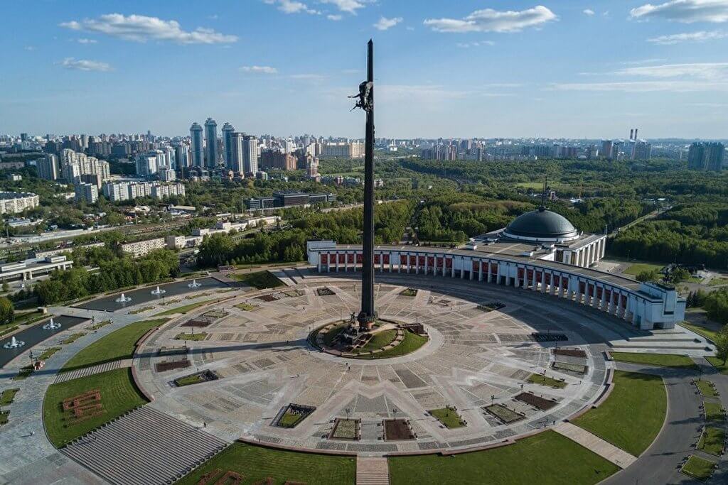 Панорамный вид с высоты на Монумент Победы и здание музея Победы.