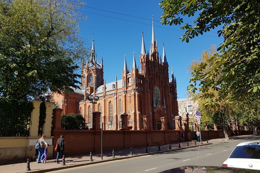 Вид на собор с Малой Грузинской улицы — готическая церковь из красного кирпича.