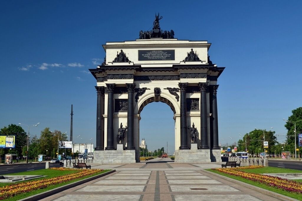 Так выглядят Московские Триумфальные ворота, если смотреть в сторону парка Победы.