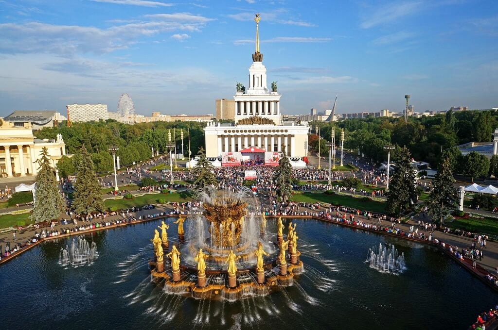 Панорамный вид на фонтан «Дружба народов» и Дом народов России.
