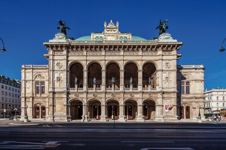 Главный фасад Венского оперного театра.