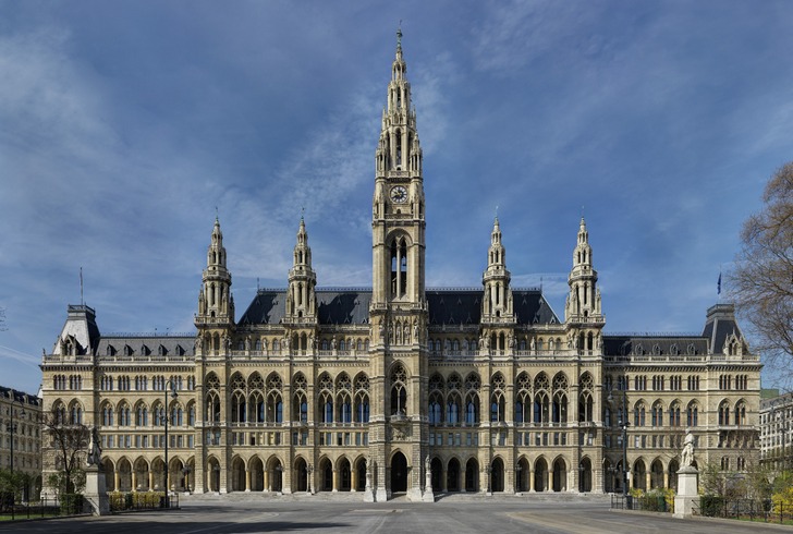 Центральный фасад здания Венской ратуши с высокой башней в центре.