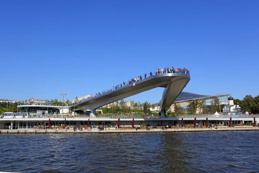 Парящий мост, V-образная смотровая площадка — самое популярное место в «Зарядье».
