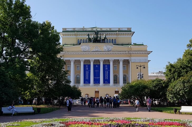 Экскурсионная группа в Екатерининском саду у Александринского театра.