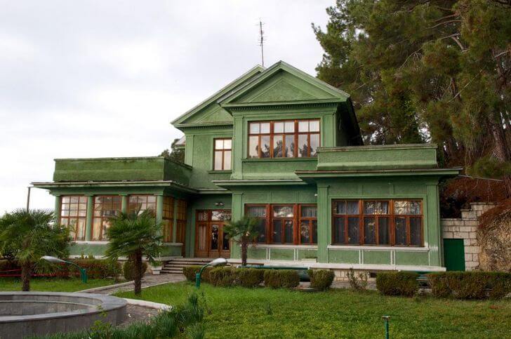 https://top10.travel/wp-content/uploads/2016/11/dacha-stalina-sochi.jpg