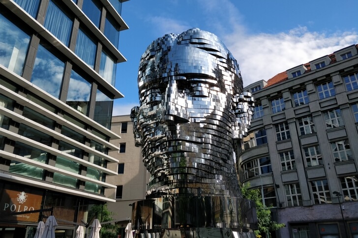 Скульптура «Голова Франца Кафки».