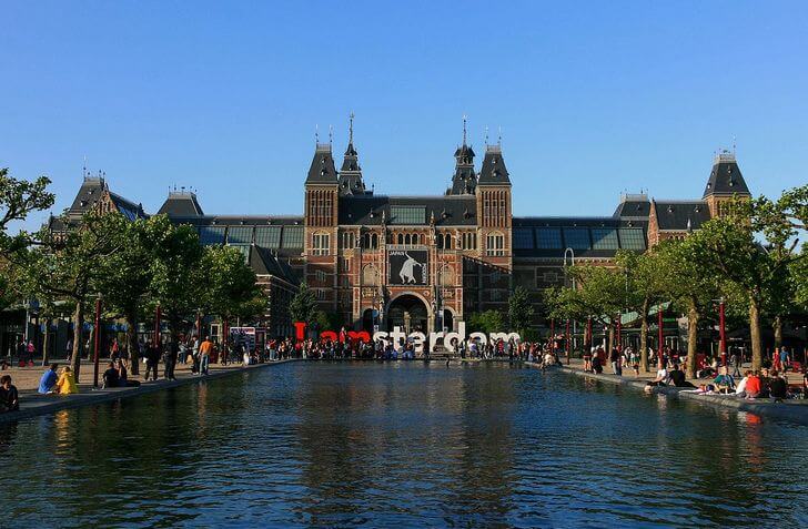 Власти Амстердама закроют район красных фонарей. Заведения переедут в другую часть города