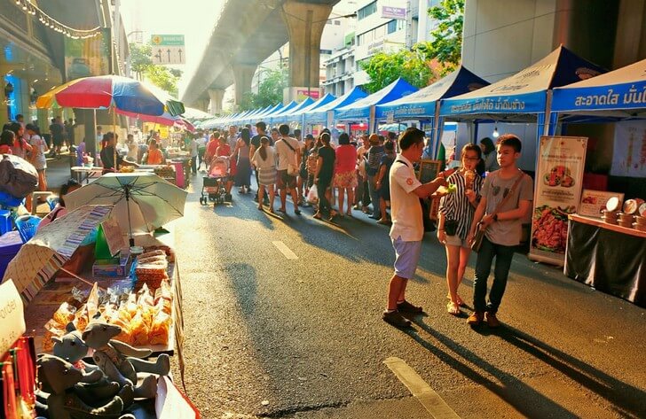 Воскресный уличный рынок Лард Яй.