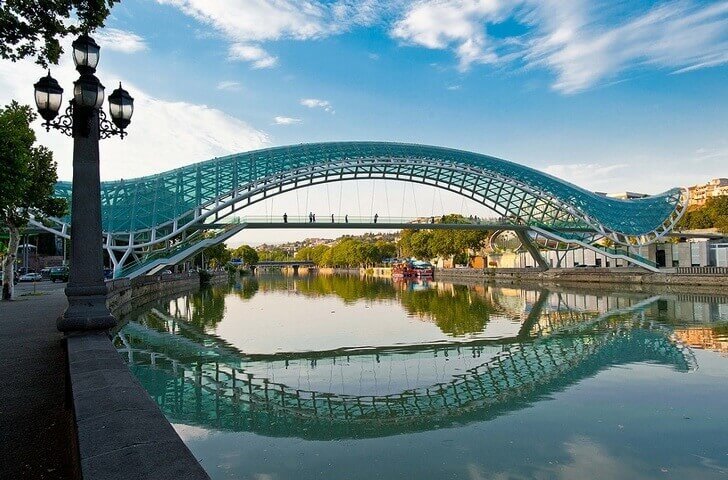 Мост мира в Тбилиси.