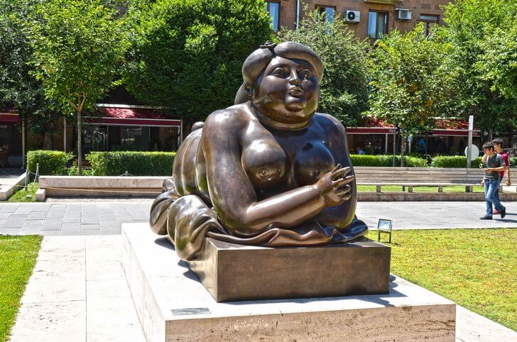 Скульптура «Курящая женщина».