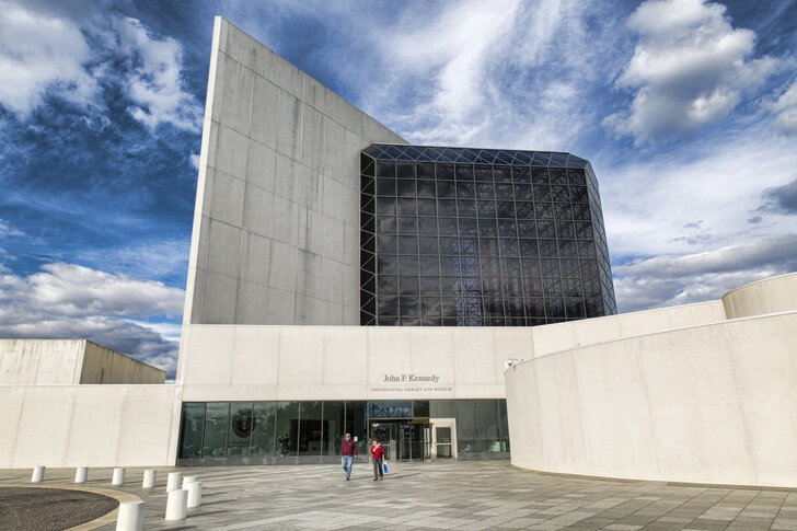 Президентская библиотека-музей Джона Ф. Кеннеди.