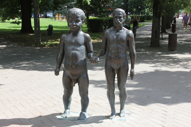 Скульптура «Отец и сын».