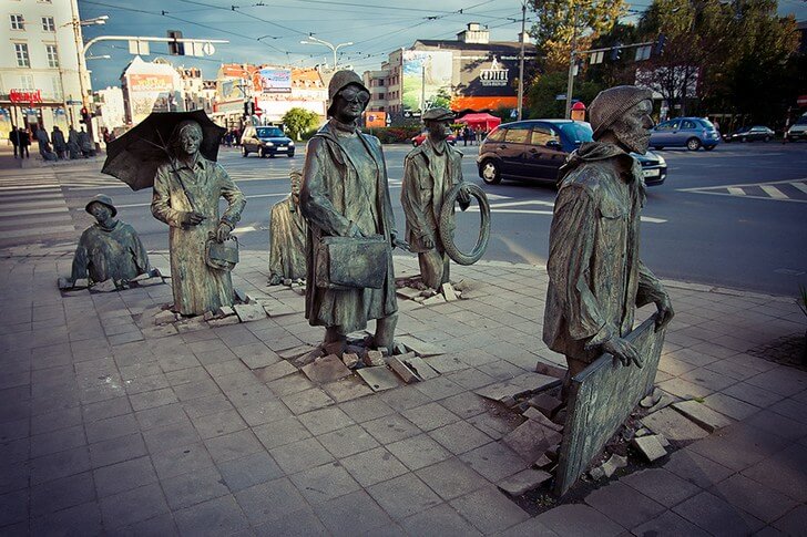 Скульптурная группа «Переход 1977-2005».