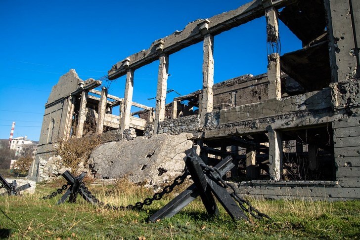 Руины дворца культуры цементников.