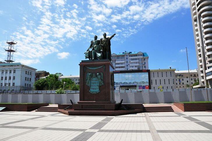 Памятник основателям Новороссийска.