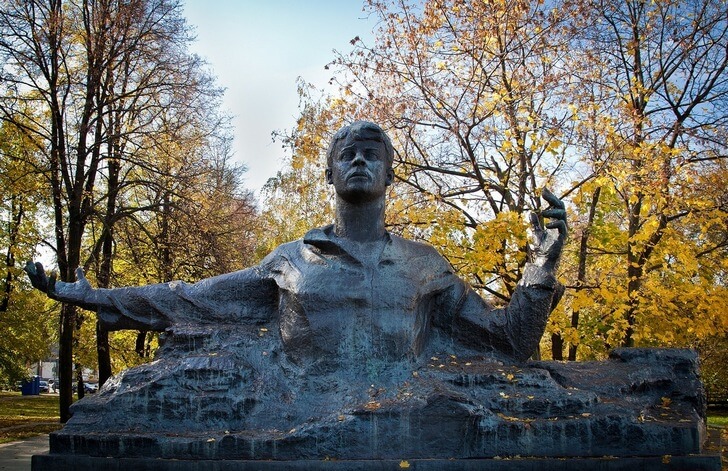 Памятник Сергею Есенину.