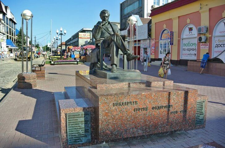 Памятник Сергею Бондарчуку.
