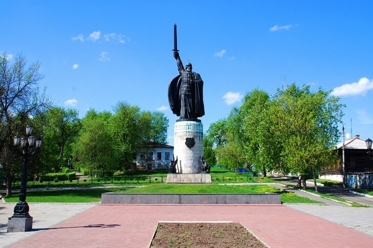 Памятник Илье Муромцу.
