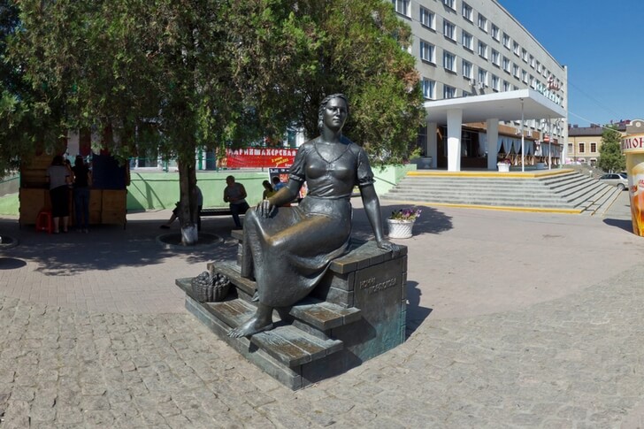 Памятник Нонне Мордюковой.