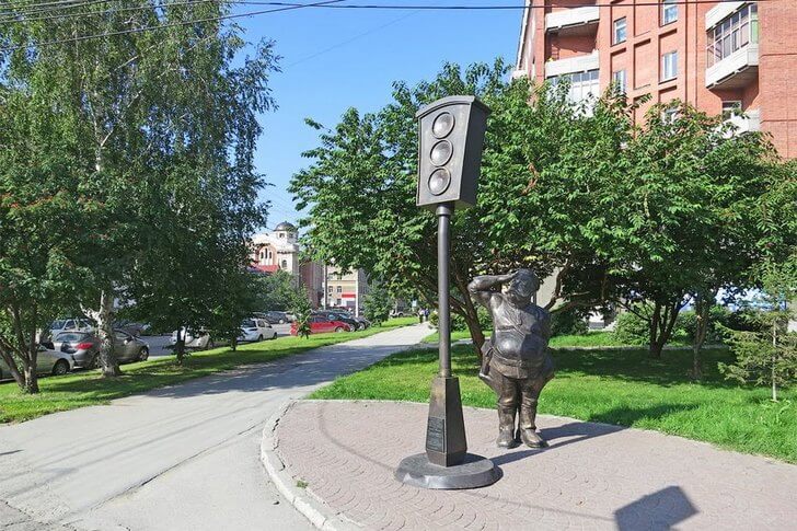 Памятник светофору.
