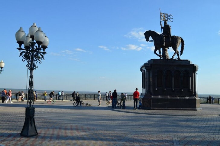 Памятник князю Владимиру и святителю Федору.