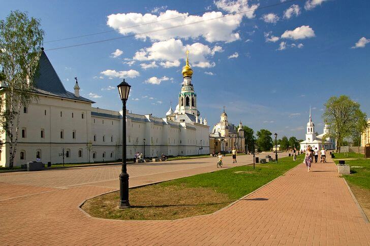 Кремлевская площадь и Вологодский кремль.