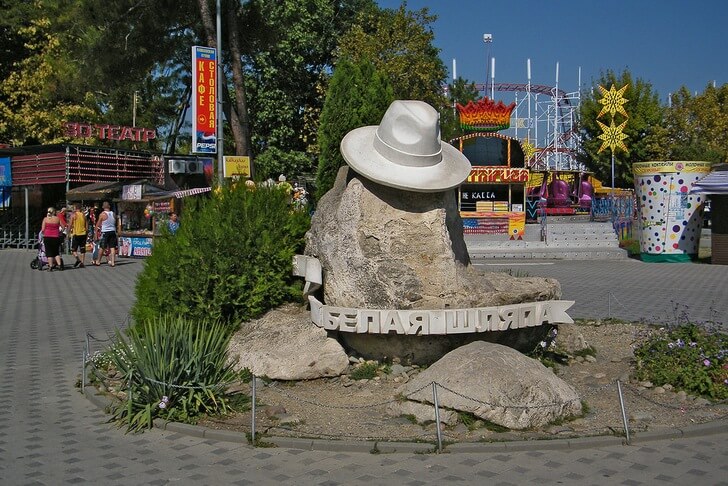 Памятник «Белая шляпа».