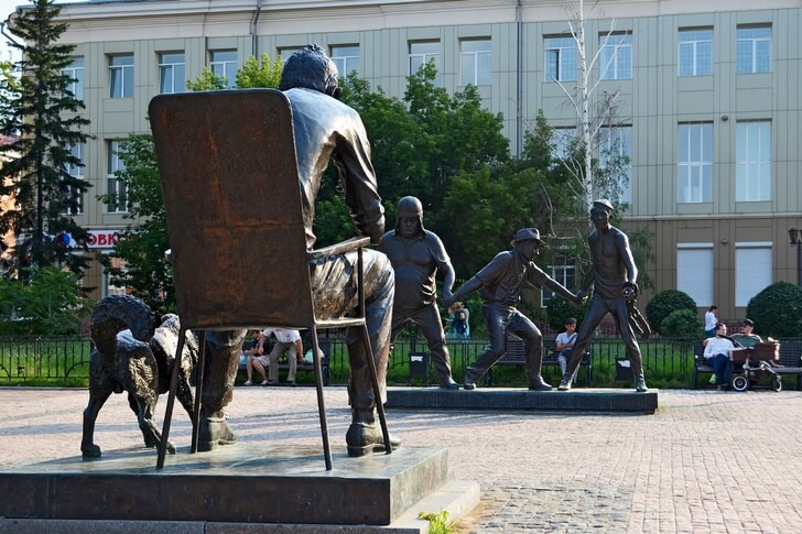 Памятник Леониду Гайдаю.