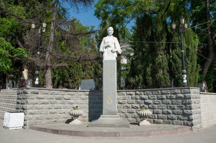 Памятник Лесе Украинке.