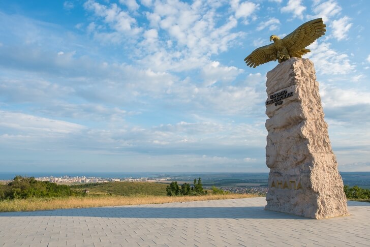 Памятник стела «Парящий орел».