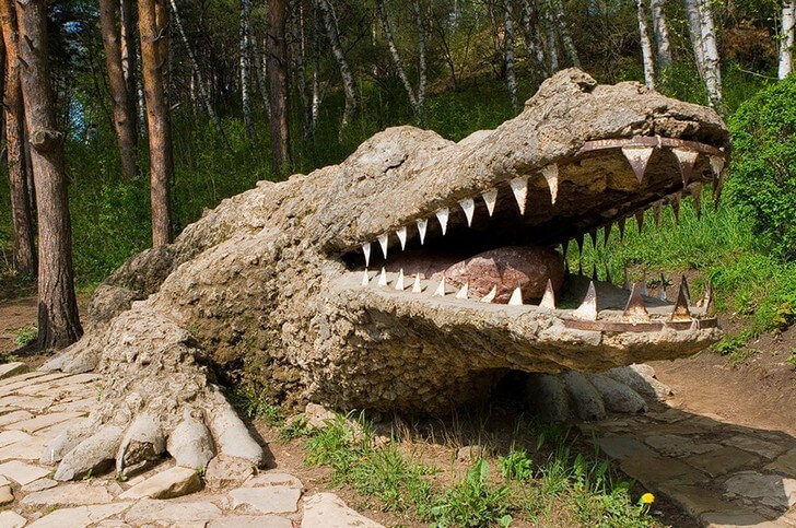 Статуя крокодила.