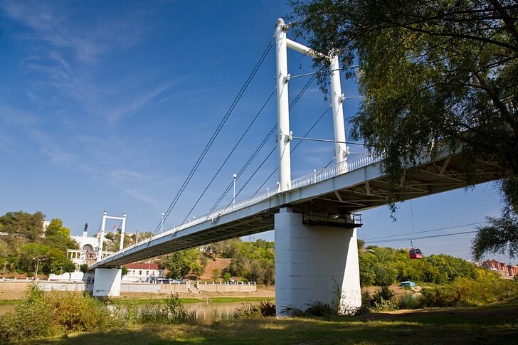 Пешеходный мост через реку Урал.