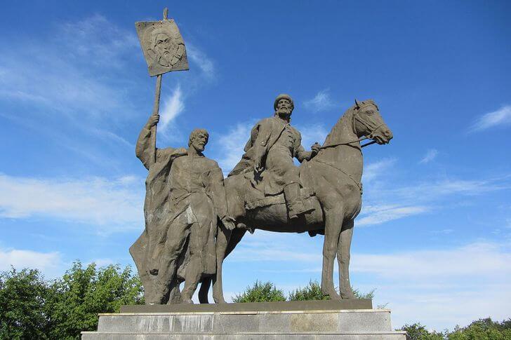 Памятник Богдану Хитрово.