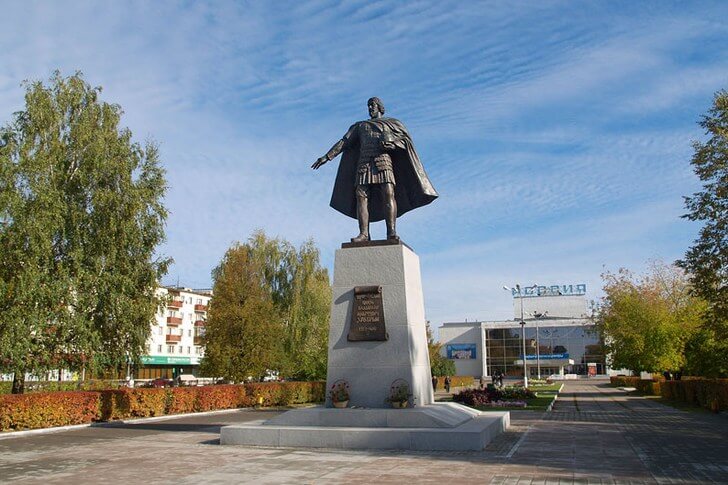 Памятник Владимиру Храброму.