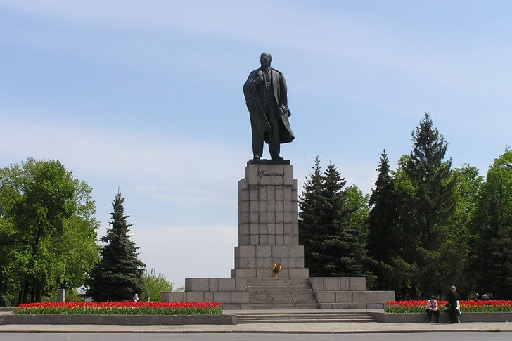 Площадь и памятник В. И. Ленину.
