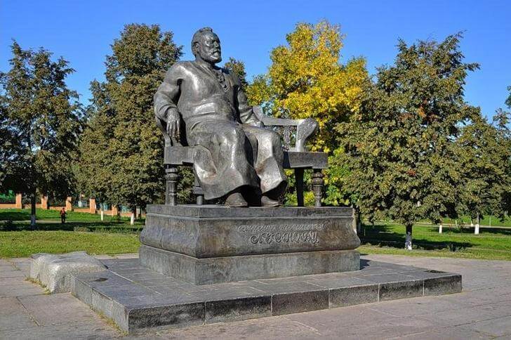 Памятник Н. С. Лескову.