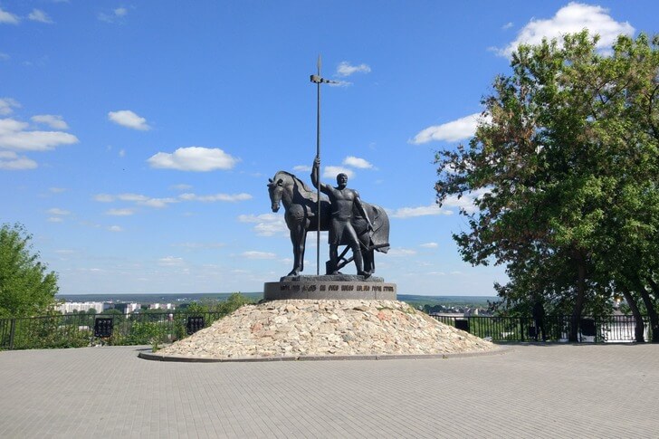 Памятник «Первопоселенец».