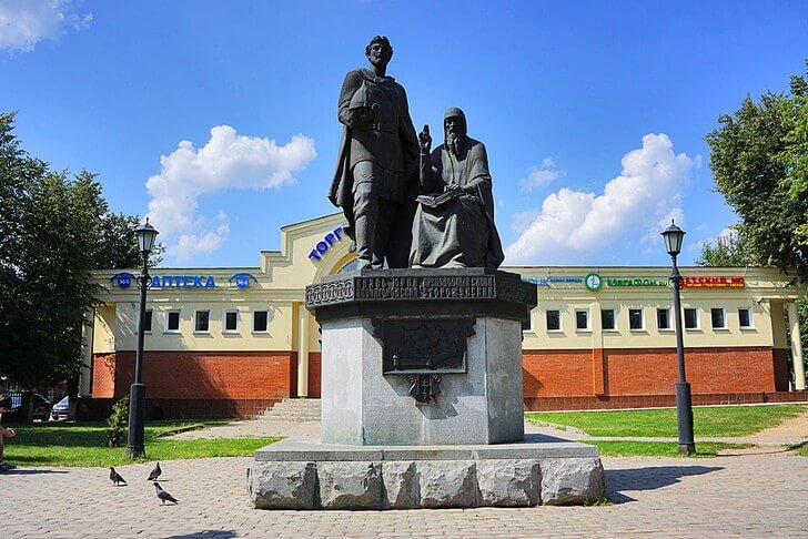 Памятник Савве Сторожевскому и Юрию Звенигородскому.