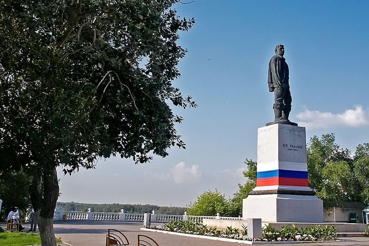 Памятник В. П. Чкалову.