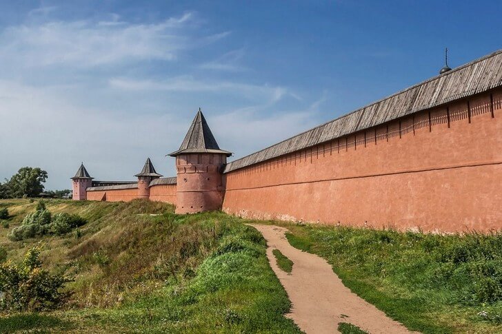 Стены и башни Спасо-Евфимиевского монастыря.