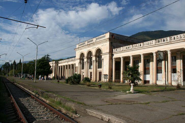 Здание железнодорожного вокзала.