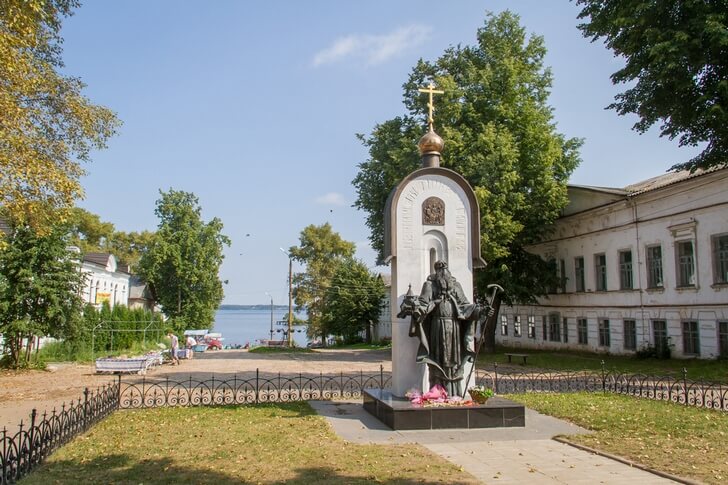 Памятник Макарию Калязинскому.
