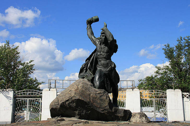 Памятник Анатолию Бредову.