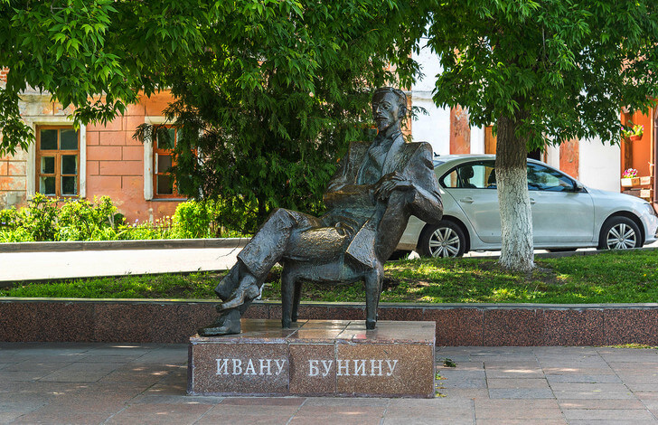 Памятник И. А. Бунину.
